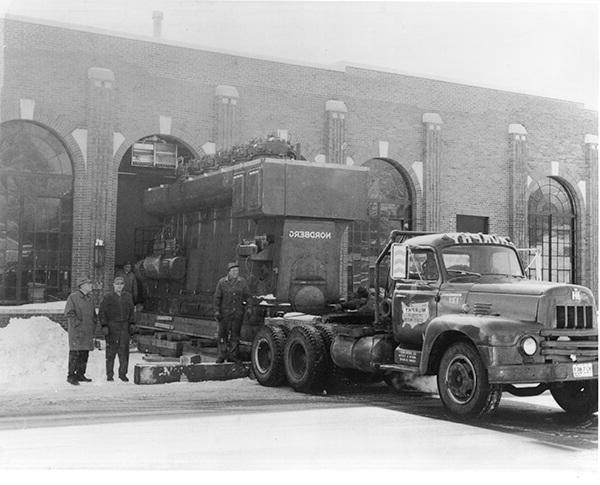 墨菲 Rigging moving a Nordberg generator in the late 1970s.